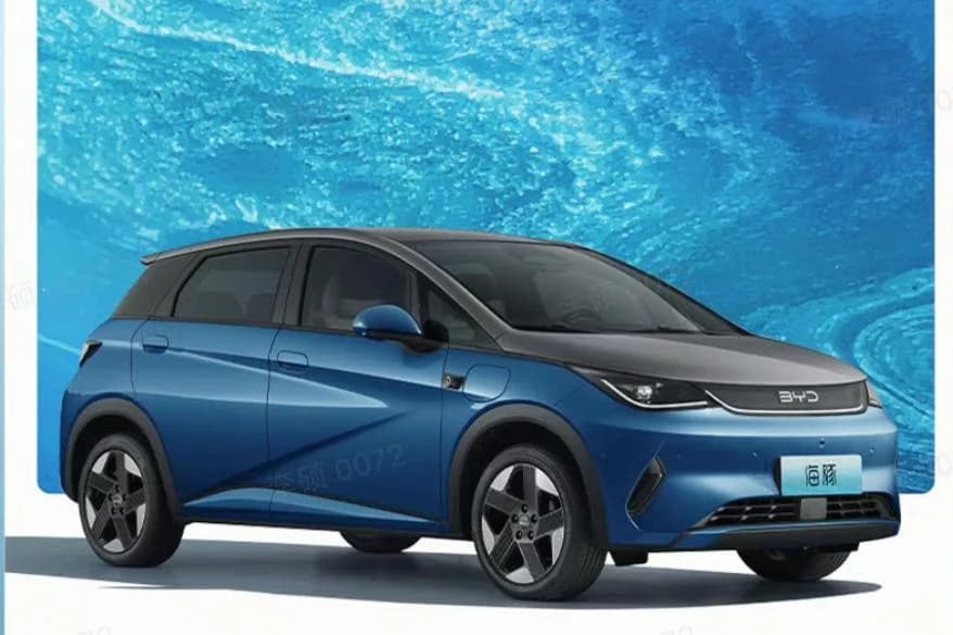 BYD Dolphin Smart Driving Edition pose 3