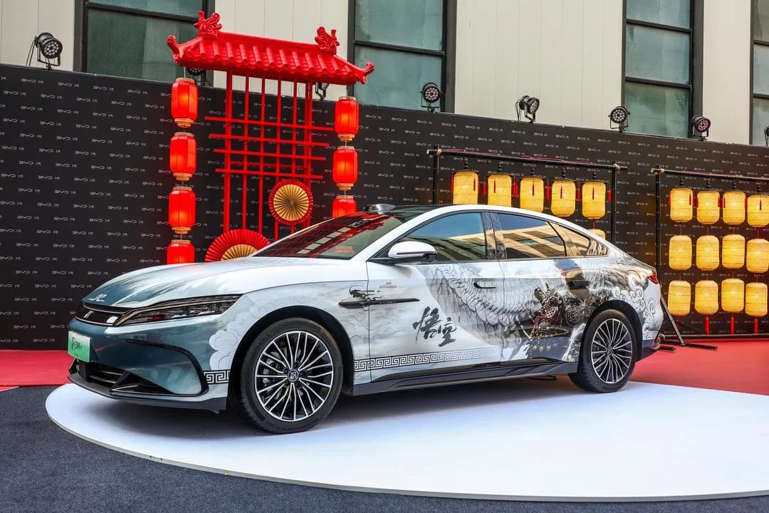 BYD Han DM-i Intelligent Driving 2026 pose 2