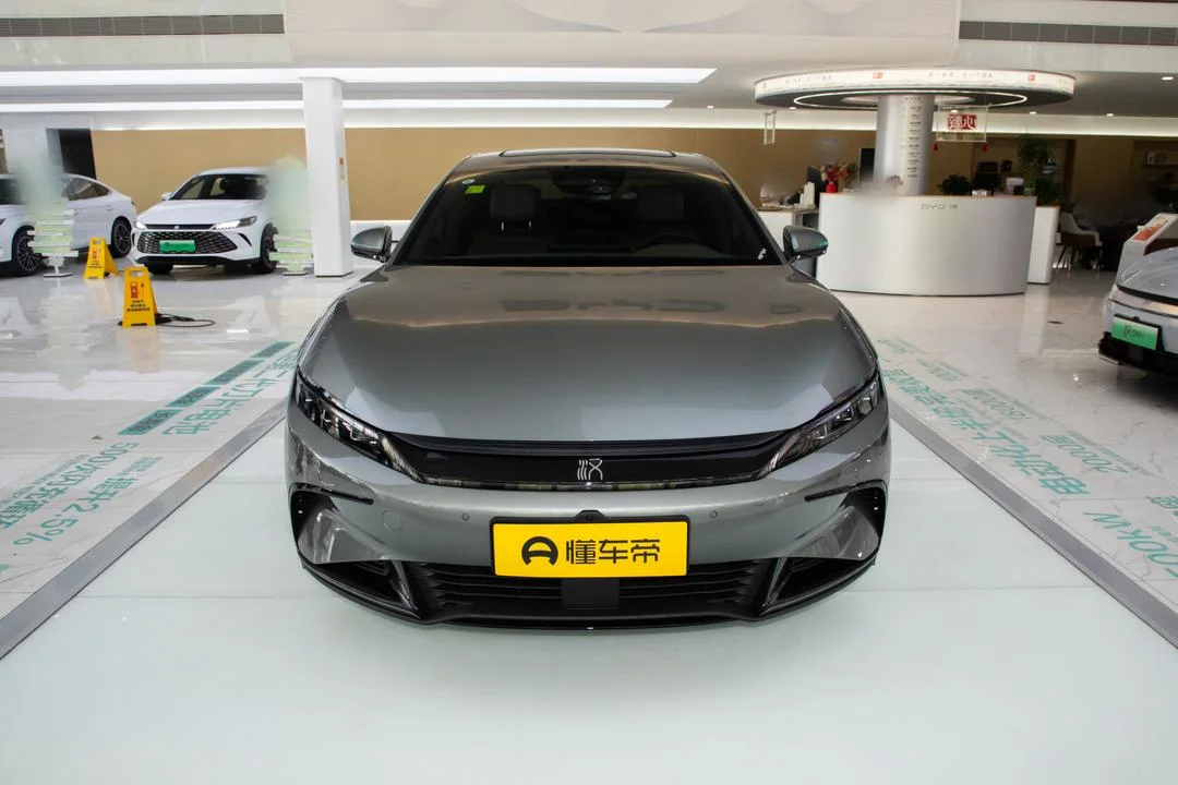 BYD Han EV Flash Charge 2026 pose 2