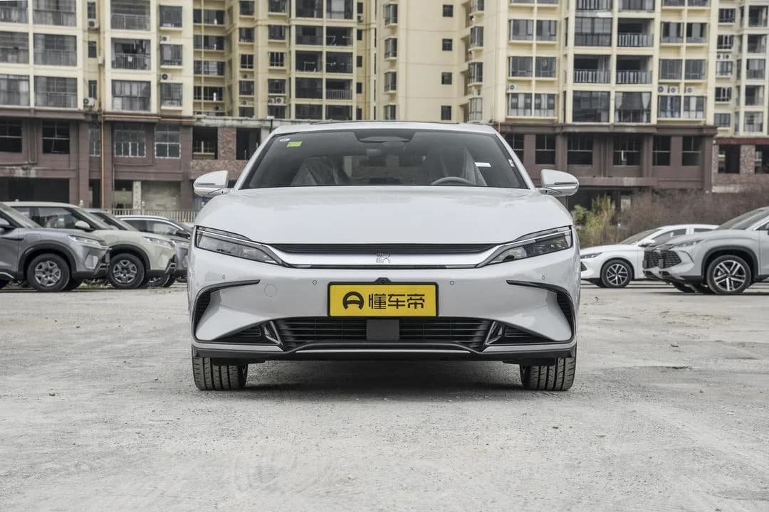 BYD Han EV Intelligent Driving 2026 pose 2