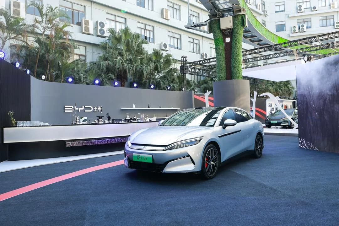 BYD Han L EV 2026 pose 3