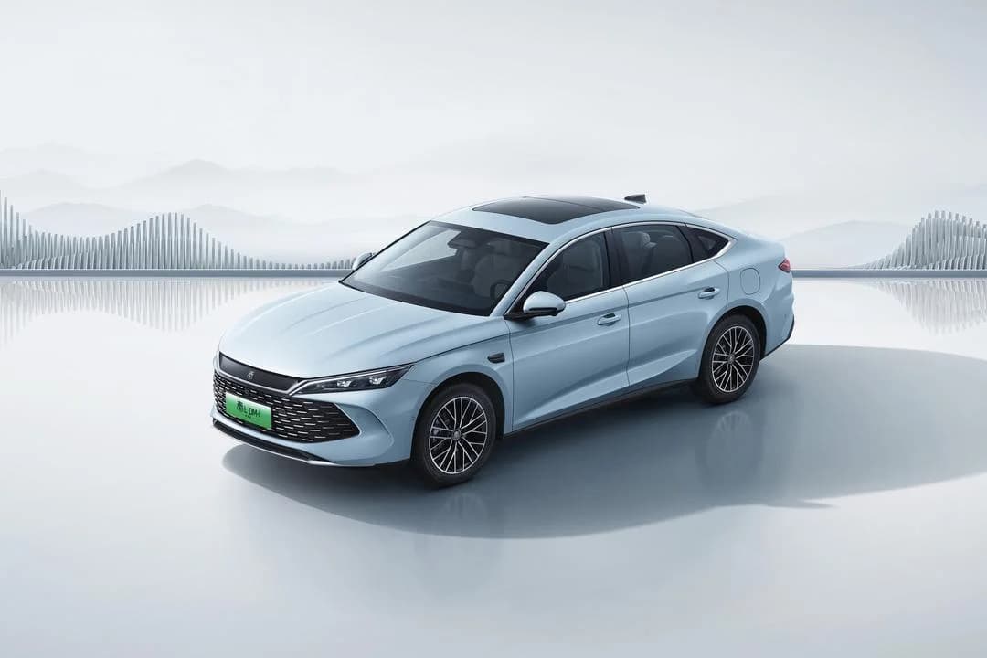 BYD Qin L DM-i 2026 pose 2