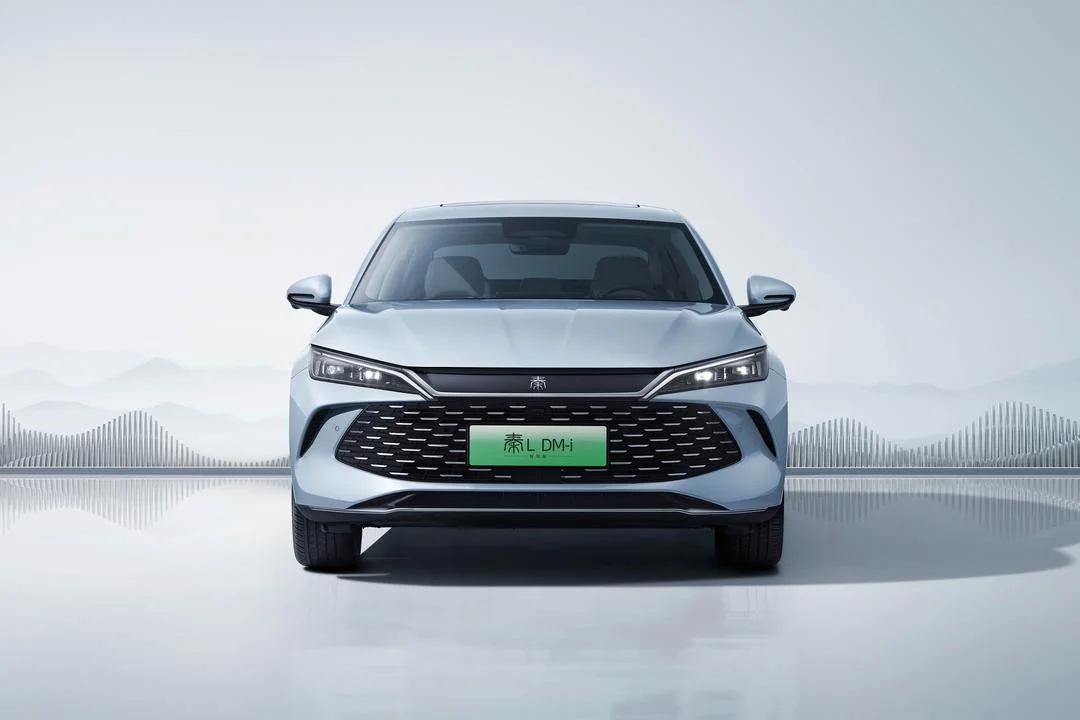 BYD Qin L DM-i 2026 pose 3