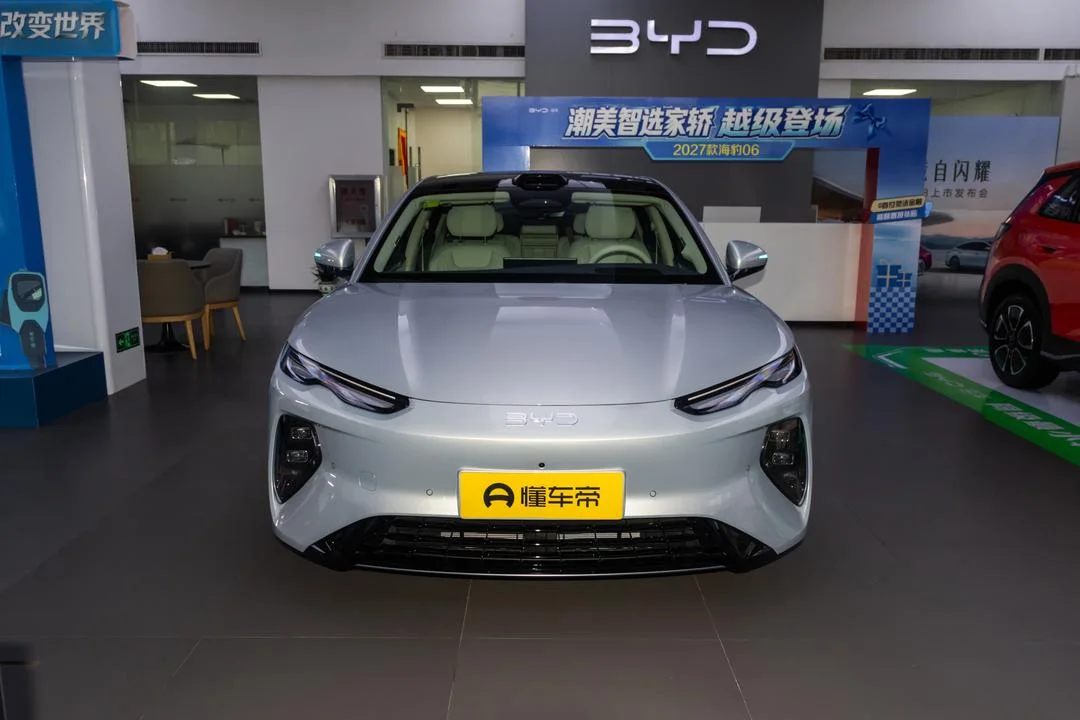 BYD Seal 08 DM-i pose 2