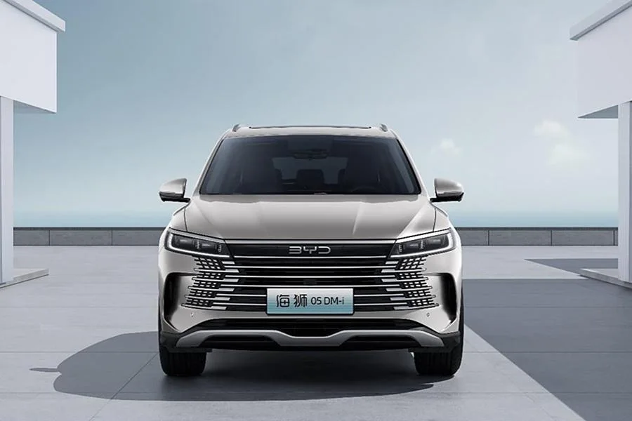 BYD Sealion 05 DM-i pose 2