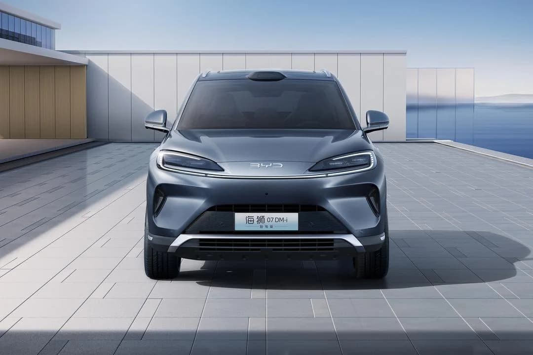 BYD Sealion 07 DM-i 2026 pose 2