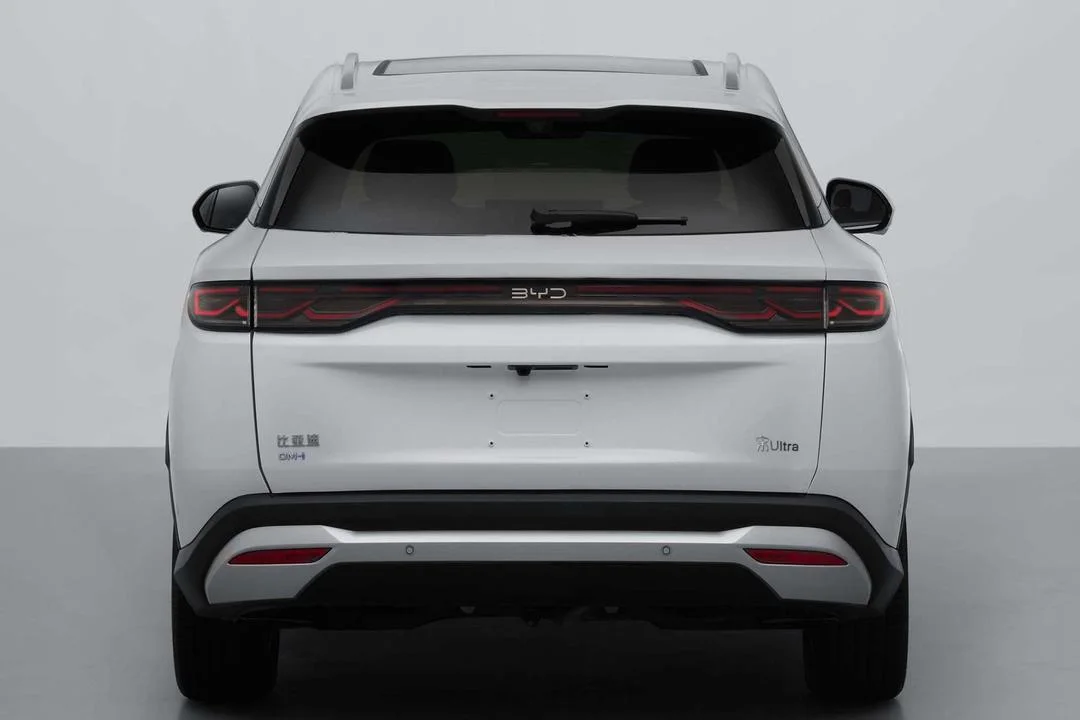 BYD Song Ultra DM-i 2026 pose 2