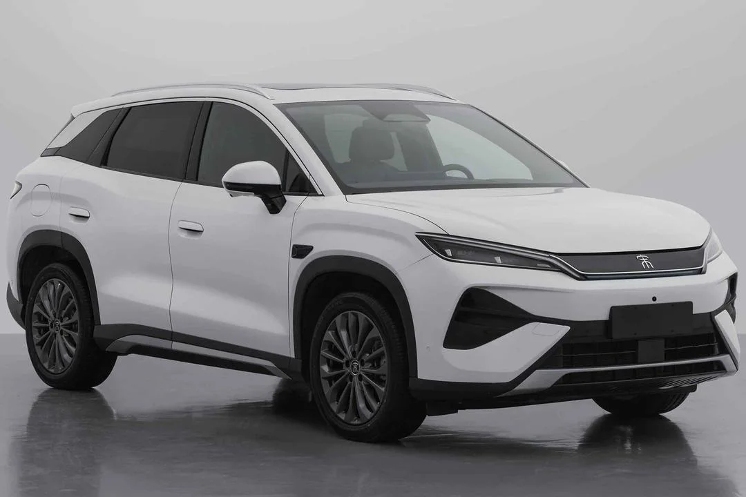 BYD Song Ultra DM-i 2026 pose 3