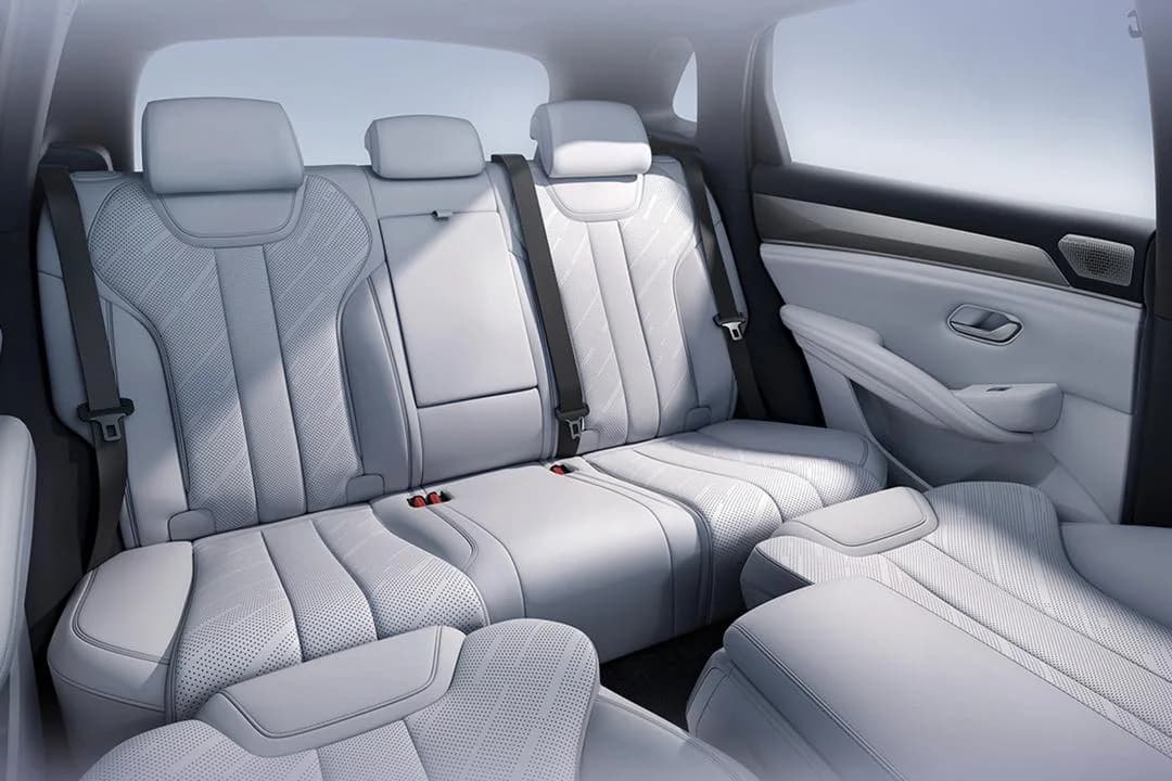 BYD Song Ultra EV 2026 pose 2