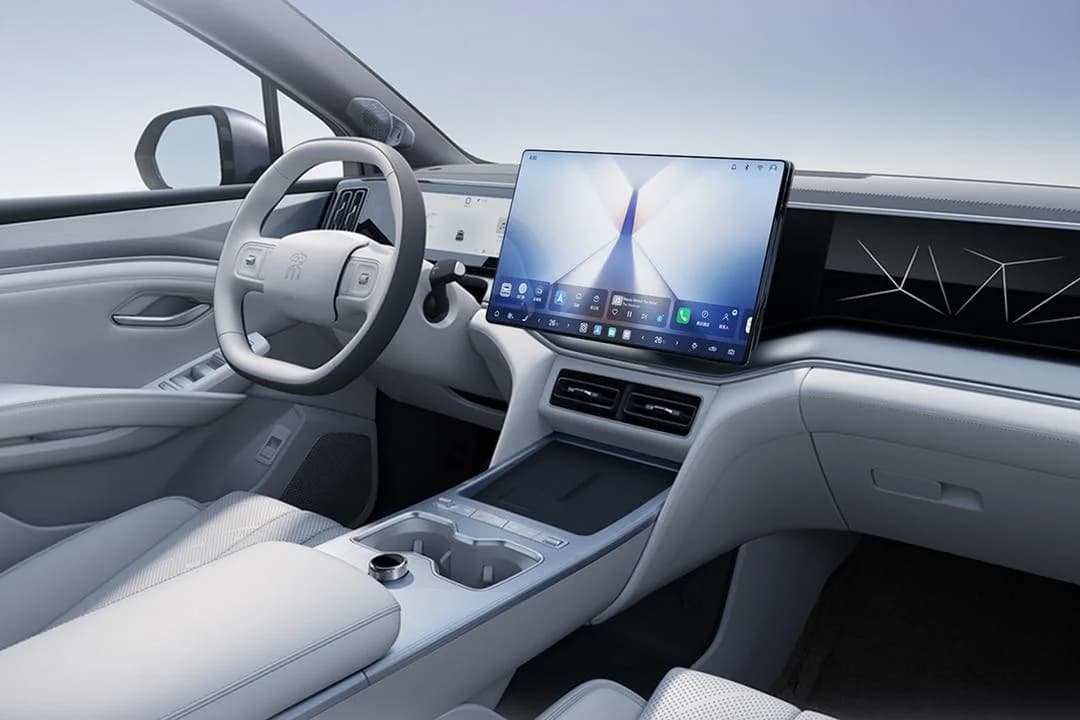 BYD Song Ultra EV 2026 pose 3