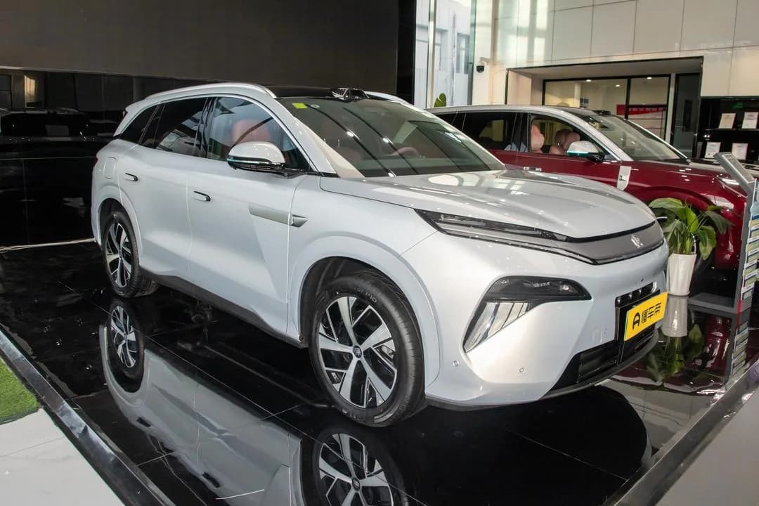 BYD Tang L DM 2026 pose 3