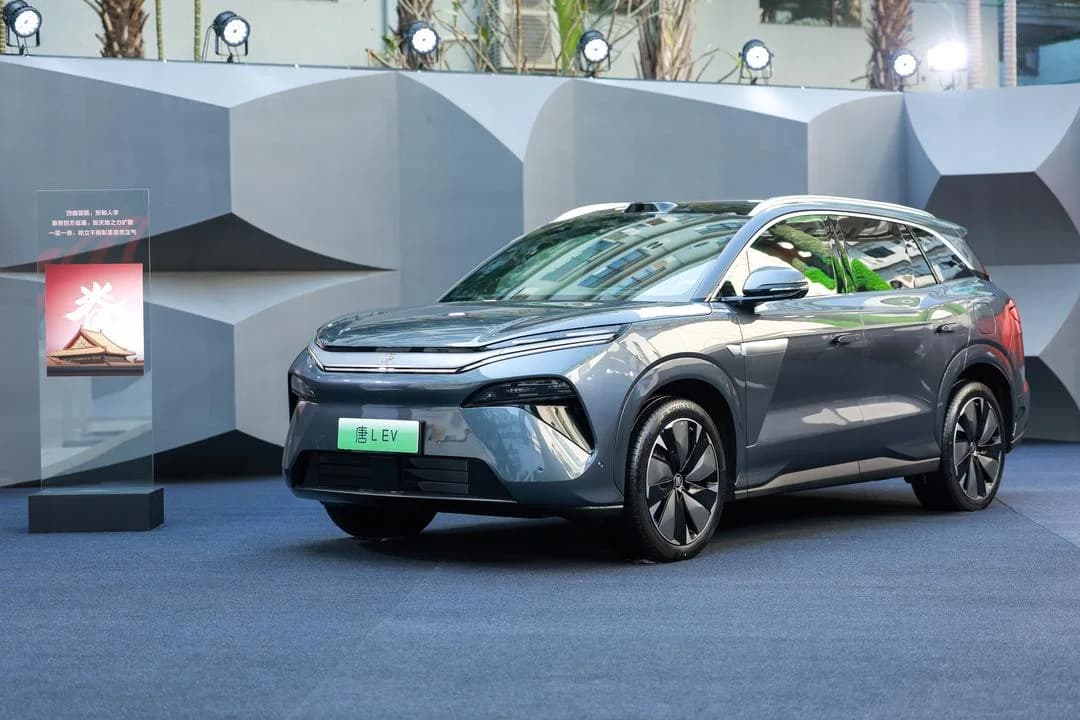 BYD Tang L EV 2026 pose 3