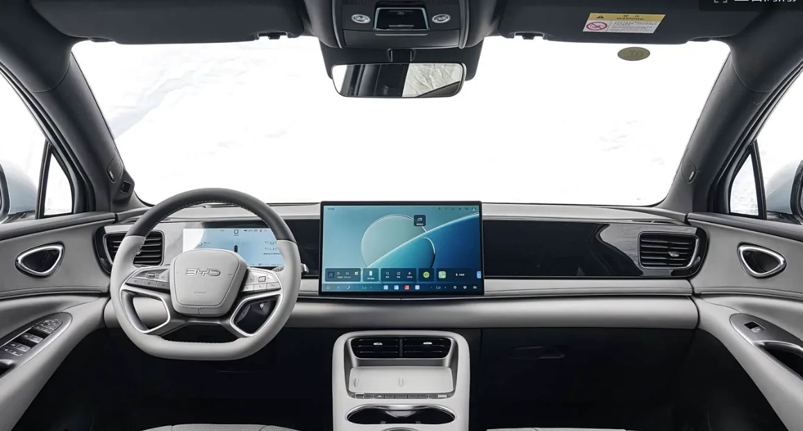 BYD Sealion 6 — driving