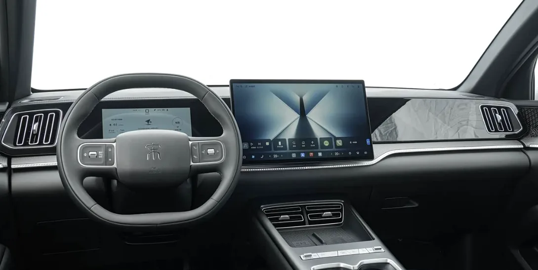 BYD Song Pro DM-i — driving