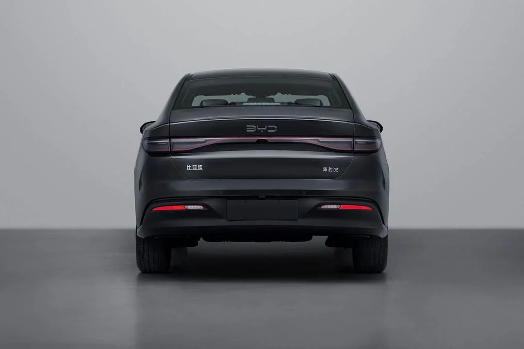 BYD Seal 05 DM-i pose 2