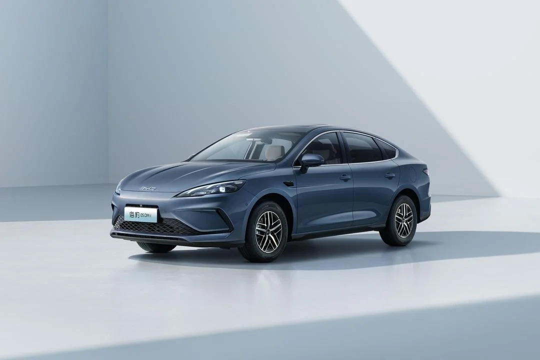 BYD Seal 05 DM-i pose 3