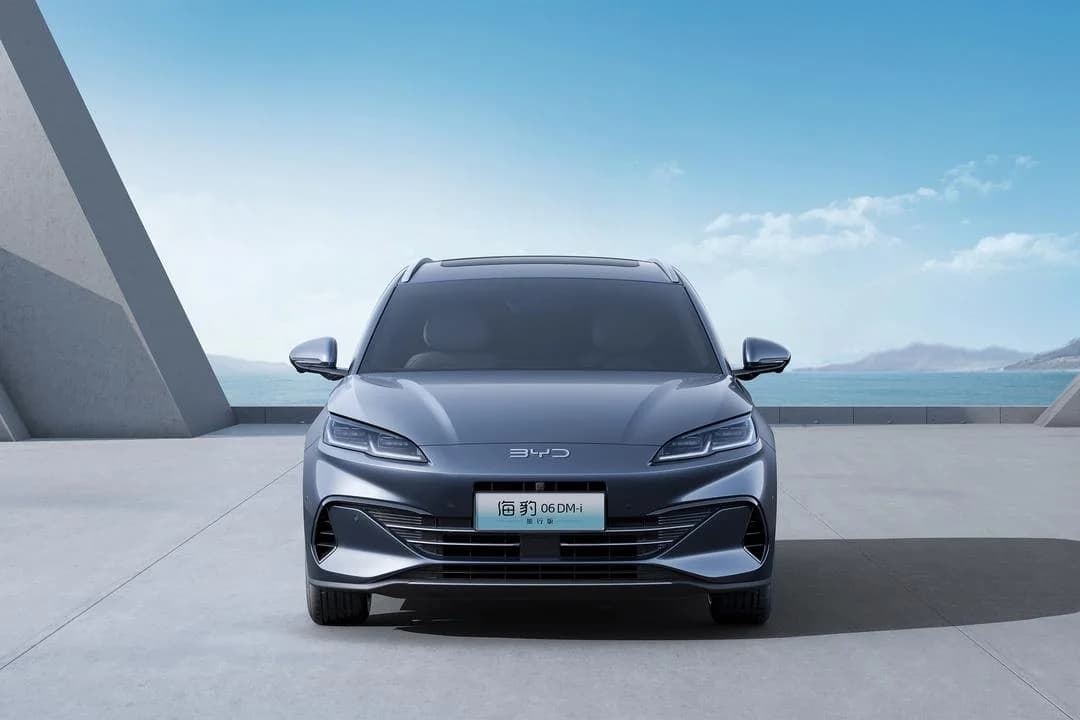 BYD Seal 06 DM-i Touring pose 2