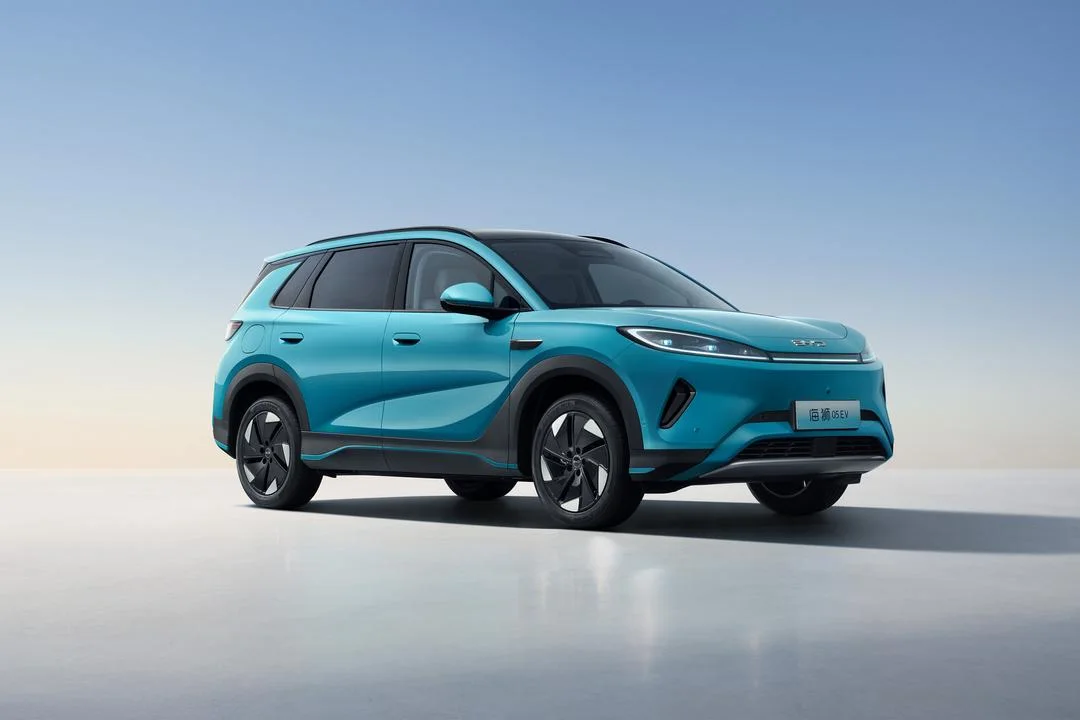 BYD Sealion 05 EV pose 3
