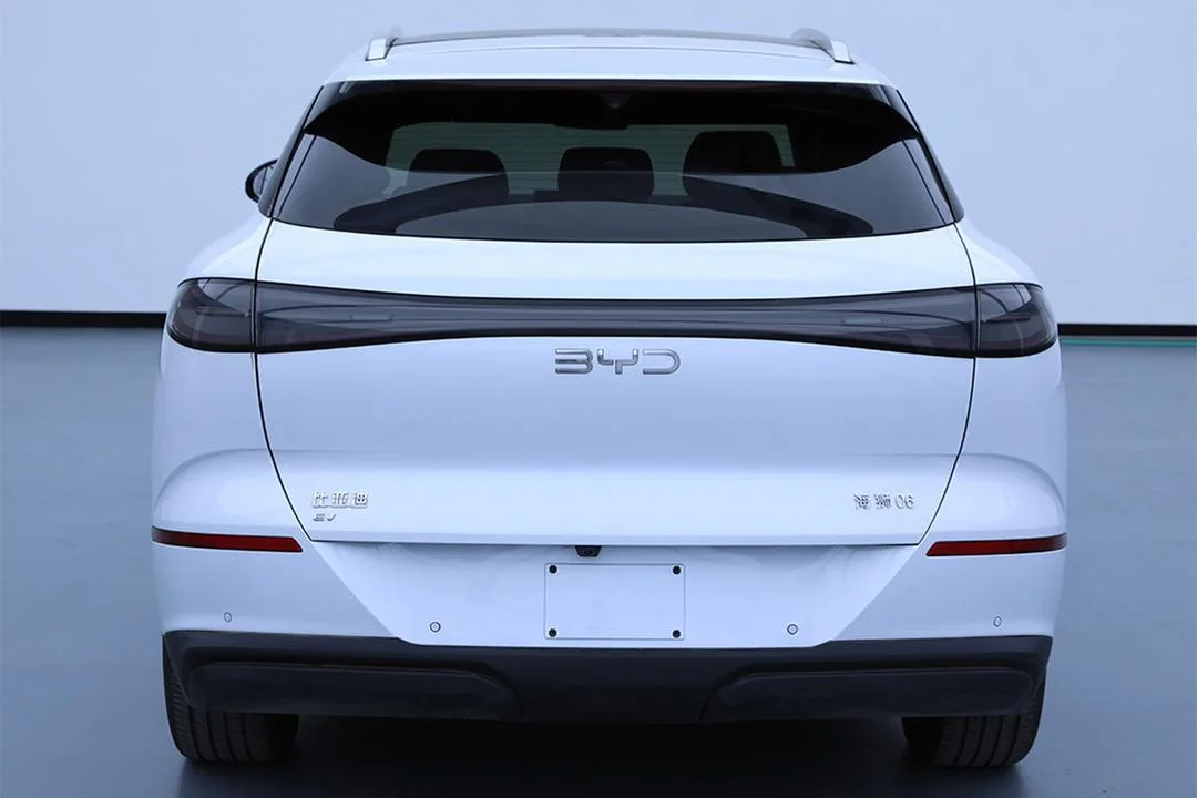 BYD Sealion 06 EV pose 2