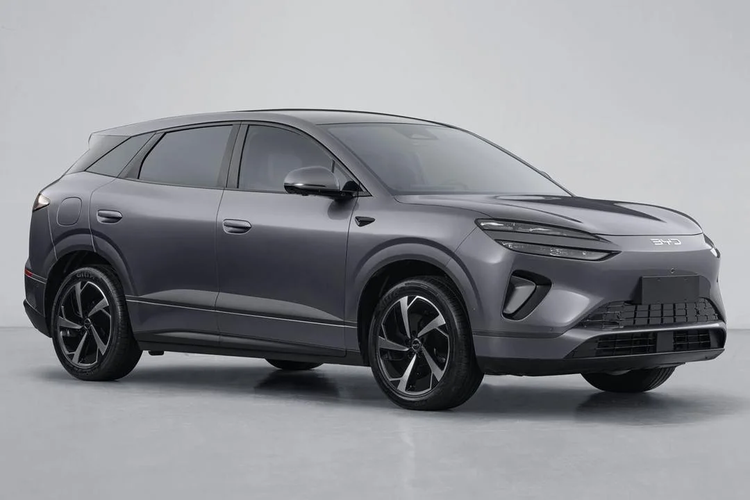 BYD Sealion 06 EV pose 3